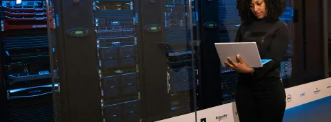 mujer-ingeniera-revisando-servidores-en-un-centro-de-datos