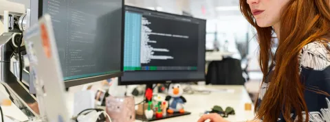 mujer-programadora-trabajando-como-chief-technology-officer-en-una-oficina-tecnologica