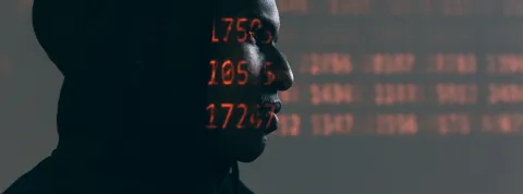 persona-con-capucha-proyectada-con-codigos-binarios-como-representacion-de-la-ciberseguridad-en-colombia