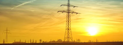 torres-de-alta-tension-en-un-paisaje-que-ilustra-la-cogeneracion-energetica