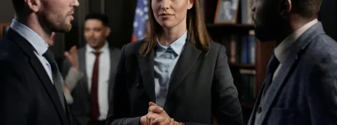 grupo-de-profesionales-en-un-despacho-juridico-hablando-sobre-como-ser-abogado