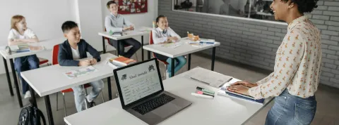 profesor-utilizando-tecnologias-tic-en-el-aula-para-potenciar-el-desarrollo-profesional-docente