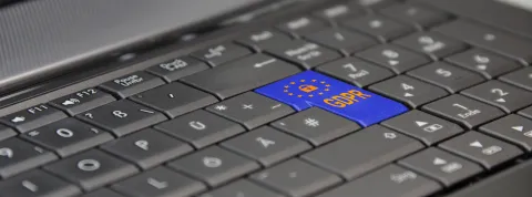 teclado-de-ordenador-con-la-palabra-gdpr-que-representa-el-compliance-ti-en-el-entorno-digital