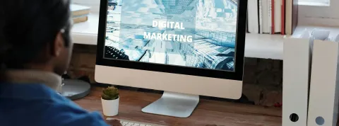 profesional-trabajando-en-marketing-y-comunicacion-digital-en-su-computadora