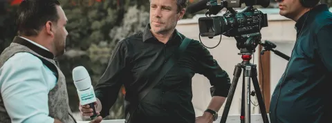 grupo-de-comunicadores-haciendo-comunicacion-social