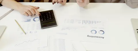 personas-analizando-graficas-y-numeros-sobre-una-mesa-como-representacion-del-trabajo-de-contadores-en-una-empresa