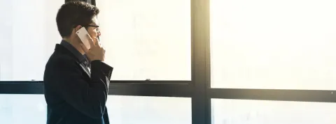 profesional-de-negocios-hablando-por-telefono-en-una-oficina-relacionado-con-los-criterios-esg