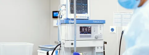 personal-sanitario-con-mascarilla-manejando-equipo-de-monitoreo-en-la-unidad-de-cuidados-intensivos