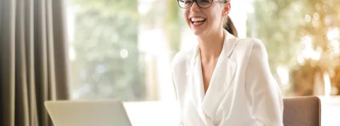 mujer-trabajando-como-delegado-comercial