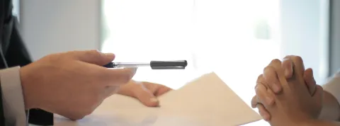  manos-de-dos-personas-intercambiando-un-contrato-como-parte-de-la-demanda-laboral-en-el-peru