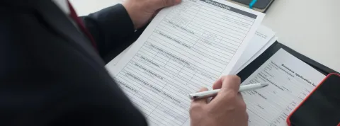 persona-revisando-documentos-legales-como-ejemplo-del-derecho-administrativo-colombiano