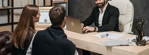 asesoramiento-legal-sobre-derecho-administrativo-en-una-consulta-profesional