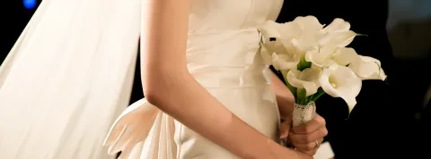 hombre-y-mujer-vestidos-de-novios-casandose-siguiendo-el-derecho-canonico