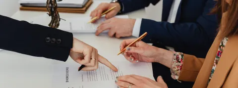 reunion-legal-con-documentos-sobre-contratos-entre-empresas-en-una-mesa-relacionada-con-el-derecho-comercial