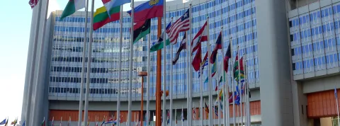 fachada-de-edificio-internacional-con-banderas-que-representa-el-derecho-internacional