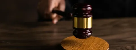 mazo-de-juez-sobre-mesa-de-madera-que-representa-las-opciones-laborales-despues-de-estudiar-derecho