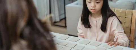 niña-jugando-un-juego-de-memoria-como-parte-de-un-ejercicio-que-detecta-asperger-en-ninos