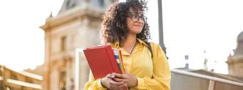 estudiante-universitaria-caminando-en-campus-representando-la-diferencia-entre-pregrado-y-posgrado
