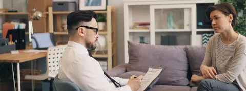 consulta-de-una-mujer-con-un-profesional-para-ilustrar-la-diferencia-entre-psicologo-clinico-y-sanitario