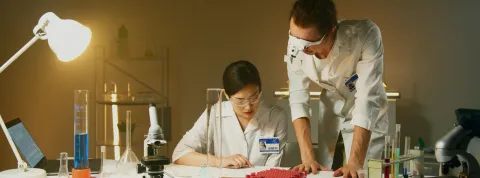 investigadora-y-cientifico-en-laboratorio-analizando-las-diferencias-entre-ADN-y-ARN