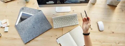 persona-estudiando-desde-casa-siguiendo-el-diseno-universal-para-el-aprendizaje