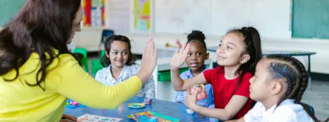 ninos-en-el-aula-aprendiendo-habilidades-de-educacion-socioemocional-con-su-docente