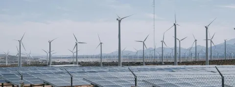 ilustracion-de-ciudad-sostenible-con-paneles-solares-y-aerogeneradores-sobre-las-energias-renovables