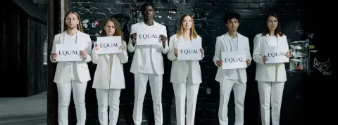 grupo-de-personas-diversas-sosteniendo-carteles-con-la-palabra-equal-como-simbolo-de-equidad-social-en-ecuador