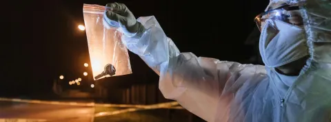 persona-con-traje-forense-recolectando-evidencia-en-una-escena-del-crimen-en-el-contexto-de-las-especialidades-de-la-criminologia