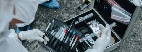 persona-con-guantes-blancos-y-equipos-forenses-como-parte-de-la-investigacion-en-la-criminologia-en-peru