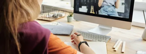 mujer-estudiando-en-espana-siendo-colombiano-de-manera-online