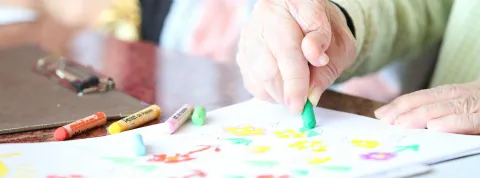 manos-de-una-persona-mayor-en-terapia-de-fisioterapia-neurologica-con-dibujo