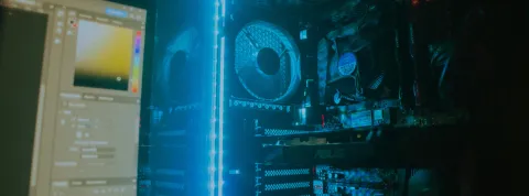 torre-de-ordenador-con-luces-led-azules-que-representa-la-tecnologia-y-la-ingenieria-en-ciencias-de-la-computacion