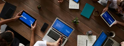 grupo-de-personas-en-una-reunion-sobre-estrategias-para-estudiar-marketing-digital