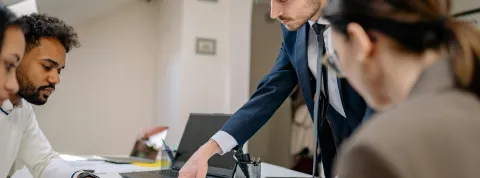  grupo-de-profesionales-analizando-datos-como-parte-de-un-programa-de-mba-en-peru