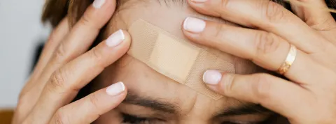 rostro-de-mujer-con-herida-en-la-frente-como-simbolo-de-la-violencia-de-genero