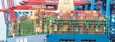 buque-de-carga-en-un-puerto-que-representa-el-comercio-global-y-la-fiscalidad-internacional