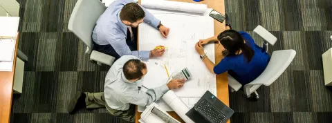 equipo-de-arquitectos-trabajando-en-un-plan-de-gestion-de-riesgo-en-un-proyecto