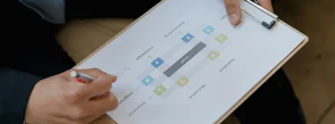 mano-de-un-directivo-escolar-analizando-un-diagrama-sobre-la-gestion-educativa