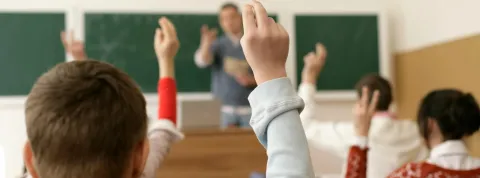 estudiantes-en-un-aula-durante-una-clase-como-parte-de-la-gestion-escolar