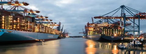 buques-portacontenedores-en-un-puerto-comercial-reflejando-el-impacto-de-la-guerra-comercial-en-el-transporte-mundial