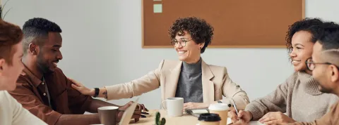 grupo-de-personas-en-reunion-reflejando-habilidades-interpersonales-en-el-trabajo