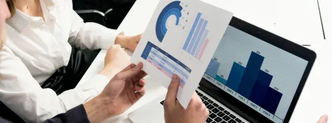 dos-trabajadores-mirando-unos-informes-tanto-en-papel-como-en-ordenador-relacionados-con-las-herramientas-etl