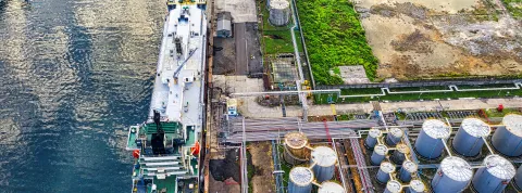 vista-aerea-de-instalaciones-petroleras-junto-a-un-buque-comercial-como-representacion-del-impacto-ambiental-del-petroleo