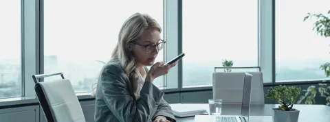 persona-trabajando-en-estrategias-de-innovacion-empresarial