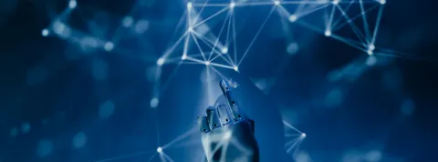 mano-robotica-senalando-red-de-conexiones-digitales-en-contexto-de-innovacion-tecnologica