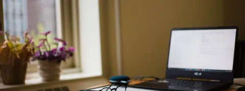 escritorio-con-ordenador-portatil-gafas-y-pizarra-en-un-ambiente-de-trabajo-sobre-innovaciones-en-la-educacion