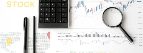 escritorio-con-calculadora-graficas-de-bolsa-y-lupa-que-representan-los-instrumentos-financieros