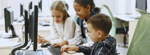 grupo-de-ninos-en-un-aula-informatica-aprendiendo-con-tecnologia-de-inteligencia-artificial-en-la-educacion