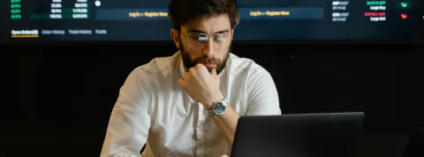 hombre-joven-trabajando-en-inteligencia-de-negocios-con-datos-en-pantalla